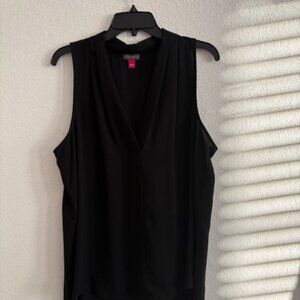 VINCE CAMUTO BLACK SLEEVELESS V-NECK TOP, SIZE L